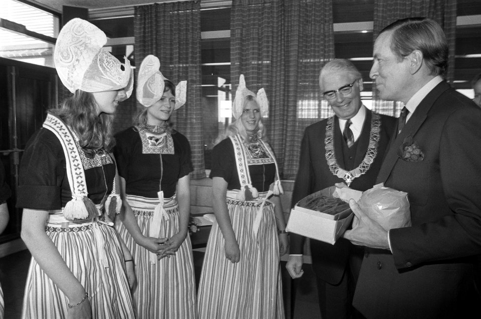 Prins Claus opent sporthal De Seinpaal te Volendam, Claus krijgt geschenken van , Bestanddeelnr 925-9504