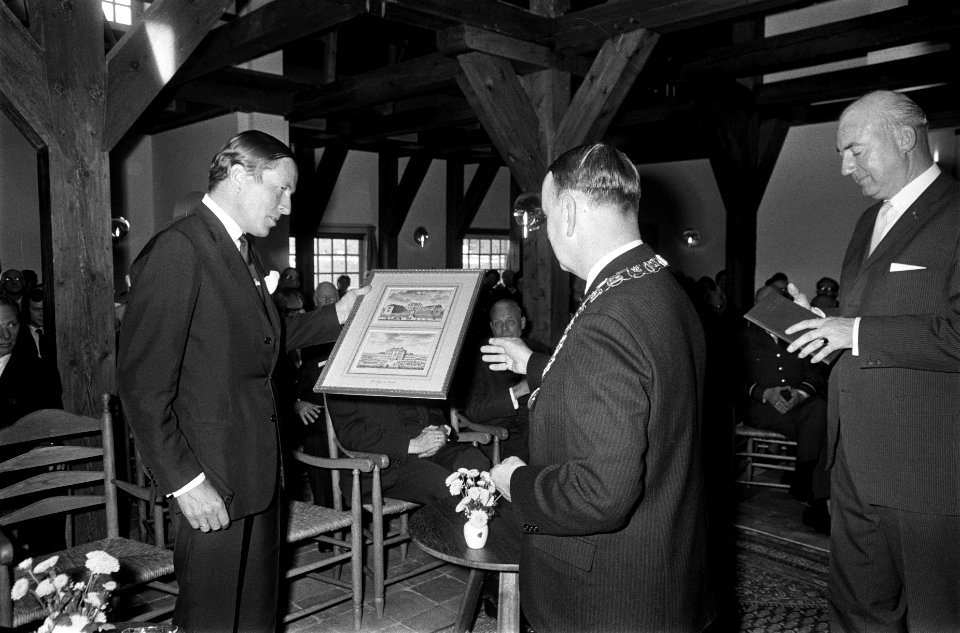 Prins Claus opent het gerestaureerde Slot Zeist te Zeist. Bezichtiging Slot, Bestanddeelnr 922-8502