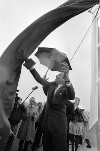 Prins Claus opent dakterras van het Scheepvaartmuseum in Amsterdam, de kunstmani, Bestanddeelnr 934-0476