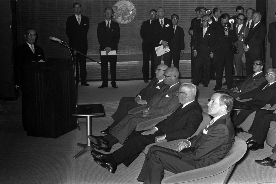Prins Claus opent Okurahotel Amsterdam v, Bestanddeelnr 924-9692