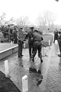 Prins Bernhard reikt nieuwe standaard uit aan de huzaren van Boreel Jhr mr va, Bestanddeelnr 913-2868