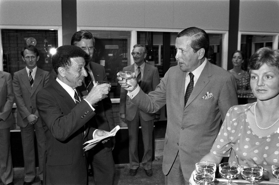 Prins Claus opent een nieuw KLM-vrachtgebouw op Schiphol prins Claus toost met , Bestanddeelnr 932-2005