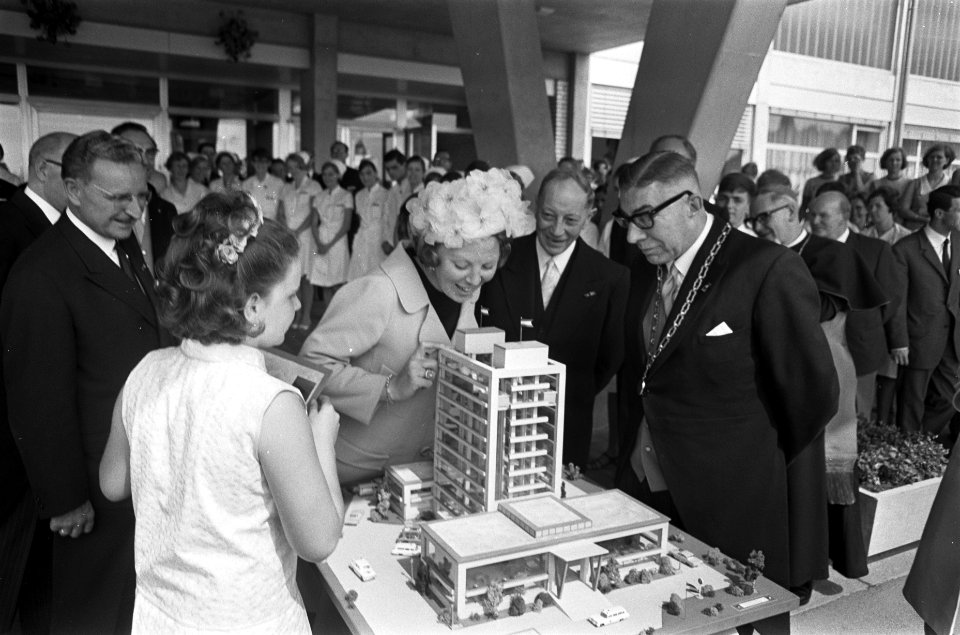 Prinses Beatrix opende ziekenhuis te Heerlen. Prinses Beaatrix, burgemeester F. , Bestanddeelnr 921-4326