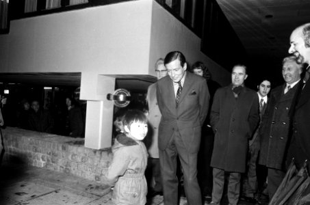 Prins Claus opent Sonestahotel in Amsterdam Prins Claus in gesprek met klein jo, Bestanddeelnr 927-8534