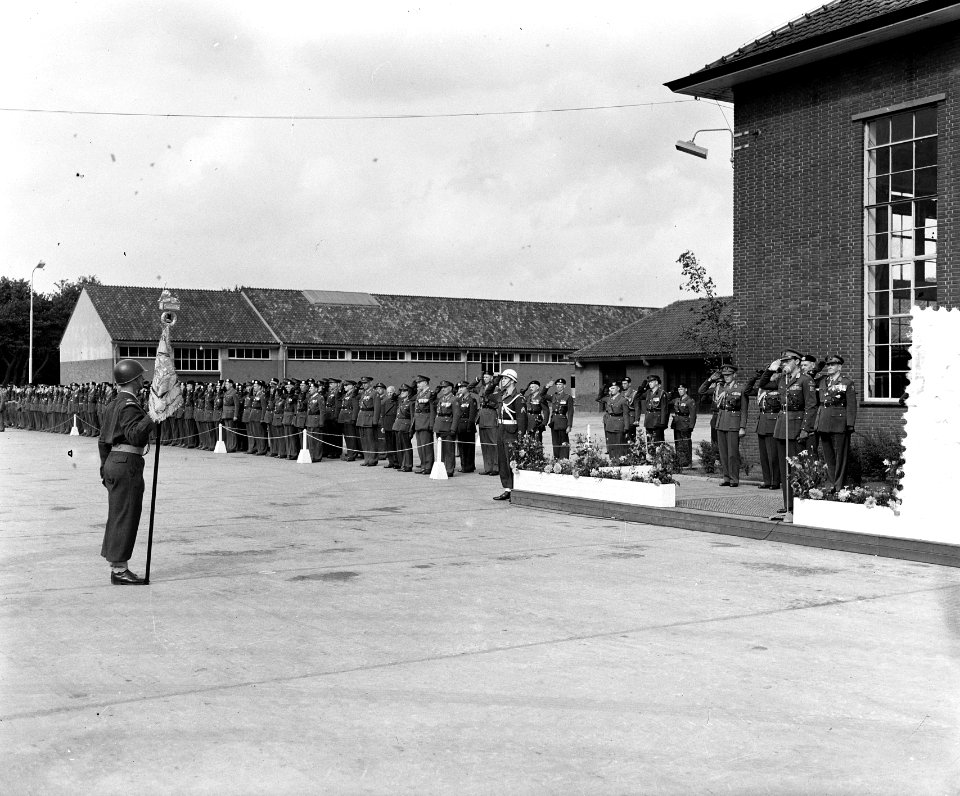 Prins Bernhard reikt vaandel uit aan regiment Huzaren van Sytzama te Amersfoort., Bestanddeelnr 906-7149