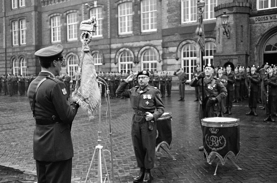 Prins Bernhard reikt nieuwe standaard uit aan de huzaren van Boreel, Bestanddeelnr 913-2866