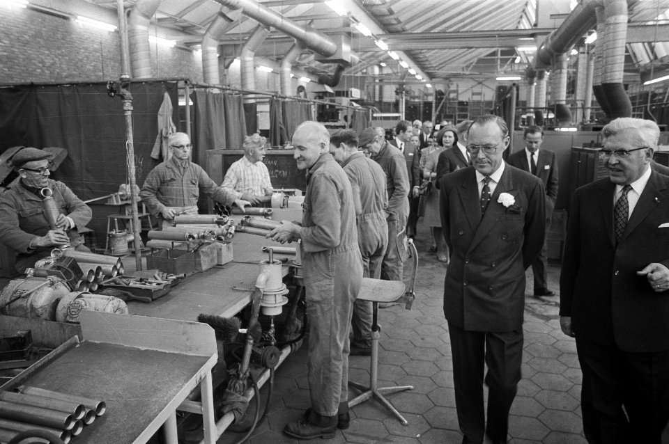 Prins Bernhard opent nieuwe fabriekscomplex van Koni NV (auto-onderdelen) in Oud, Bestanddeelnr 925-1165