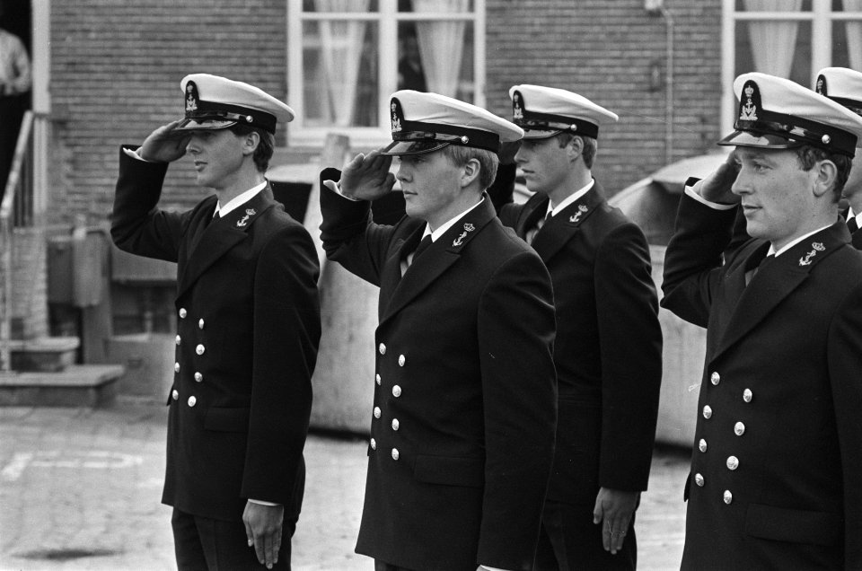 Prins Willem Alexander bij de marine Prins Willem Alexander tijdens een exercit, Bestanddeelnr 933-4195