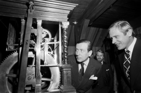 Prins Claus opent Zaans Uurwerkmuseum in Zaanstad Claus bij oud uurwerk, Bestanddeelnr 928-3975