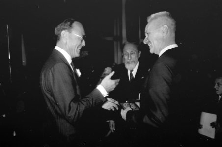 Prins Bernhard reikte erepenningen NOVIB uit aan professor dr. J. Tinbergen (rec, Bestanddeelnr 921-3571