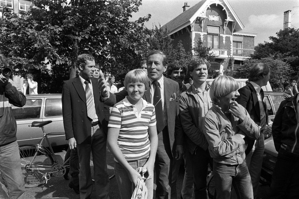 Prins Willem Alexander en Prins Claus arriveren bij de school, Bestanddeelnr 931-6303
