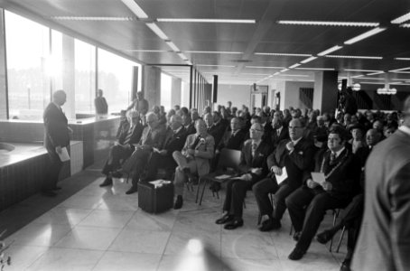 Prins Bernhard opent nieuw hoofdkantoor van AMEV in Utrecht Prins Bernhard luis, Bestanddeelnr 927-4538