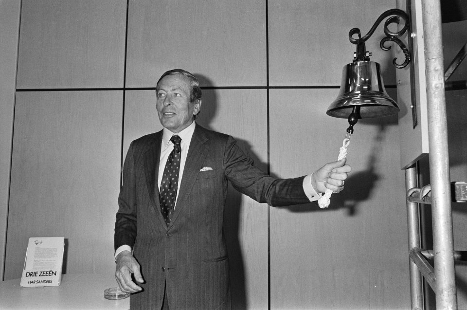 Prins Claus opent Hogeschool Eindhoven Prins Claus luidt bel, Bestanddeelnr 933-9162