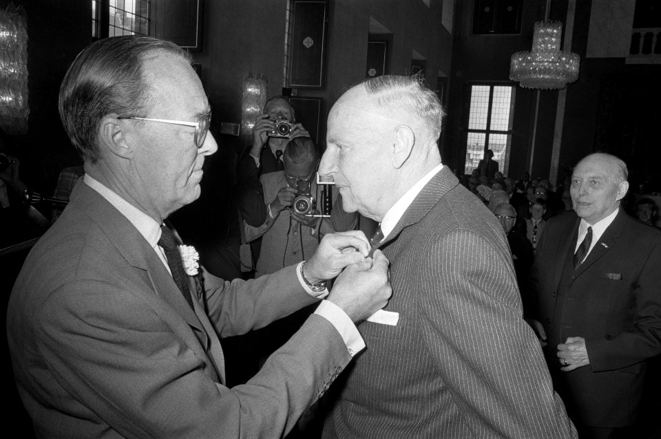 Prins Bernhard speldt de Zilveren Anjer op bij J Posch, Bestanddeelnr 924-6766