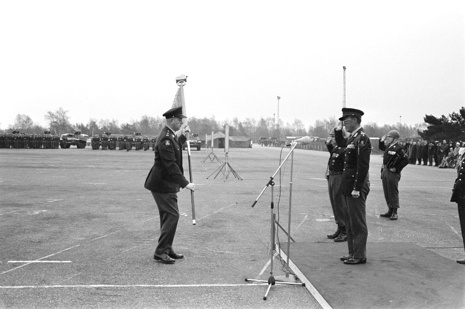 Prins Bernhard reikte nieuw vaandel uit in de Generaal Spoorkazerne te Ermelo, Bestanddeelnr 920-1759