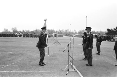 Prins Bernhard reikte nieuw vaandel uit in de Generaal Spoorkazerne te Ermelo, Bestanddeelnr 920-1759