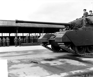 Prins Bernhard reikt vaandel uit aan regiment Huzaren van Sytzama te Amersfoort., Bestanddeelnr 906-7152