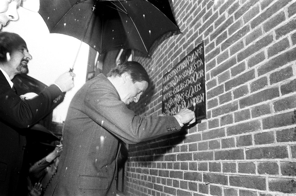 Prins Claus opent Sonestahotel in Amsterdam Prins Claus metselt gedenkteken in , Bestanddeelnr 927-8535