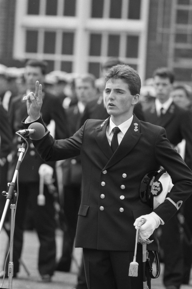 Prins Maurits in Den Helder beedigd tot officier der Koninklijke Marine legt e, Bestanddeelnr 934-2603