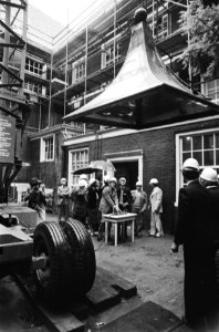 Prins Claus plaatst hoogste punt bij restauratie West Indisch Huis in Amsterdam, Bestanddeelnr 929-7853
