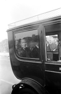 Prins Claus opende John F. Kennedy brug te Maastricht. Prins Claus in oude auto, Bestanddeelnr 921-3255