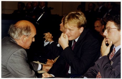Prins Willem Alexander in gesprek met burgemeester Pop op de jaarvergadering van de Nederlandse Vereniging voor Rechtspraak ( NVvR) in het concertgebouw. NL-HlmNHA 54036110