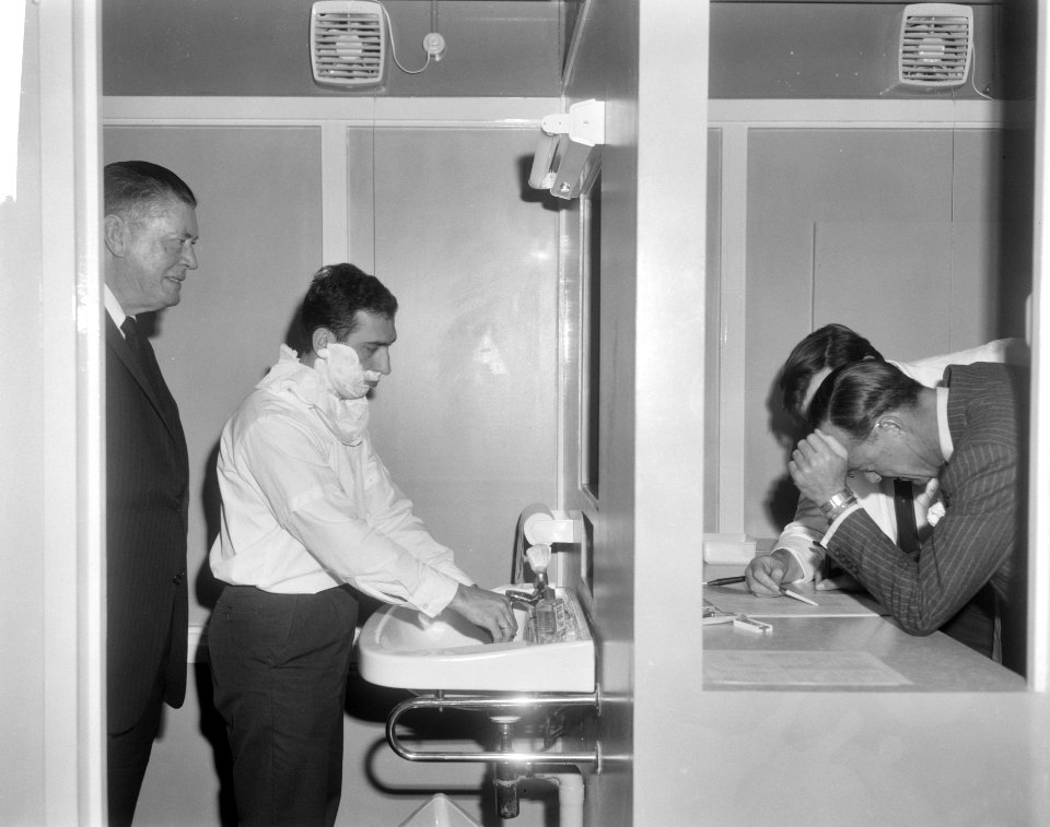 Prins Bernhard bij de opening van de Schick Safety Razor Company te Amsterdam s, Bestanddeelnr 918-5247