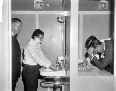 Prins Bernhard bij de opening van de Schick Safety Razor Company te Amsterdam s, Bestanddeelnr 918-5247
