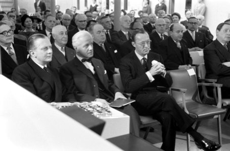 Prins Bernhard stelt het zenderpark van de wereldomroep te IJsselstein in gebrui, Bestanddeelnr 911-2069