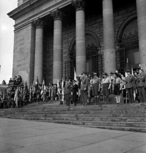 Prins Bernhard salueert op het bordes van de City Hall van Sheffield naar een pa, Bestanddeelnr 935-2057