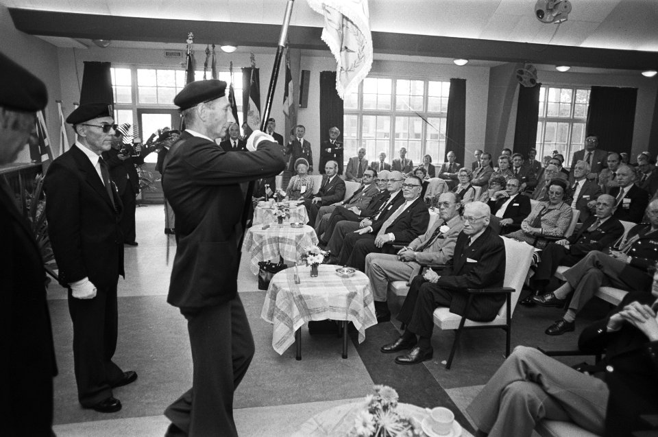 Prins Bernhard bij bijeenkomst Veteranen Legioen Nederland in Crailo, Bestanddeelnr 929-9363