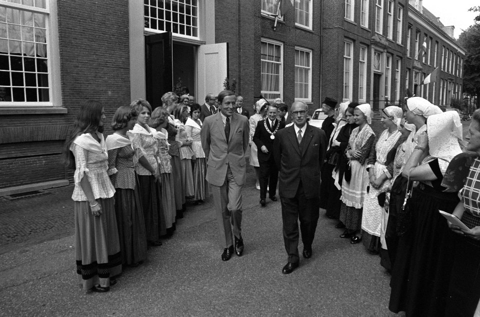Prins Claus opent gebouw Rijksdienst voor de Monumentenzorg te Zeist, Claus en M, Bestanddeelnr 926-6434