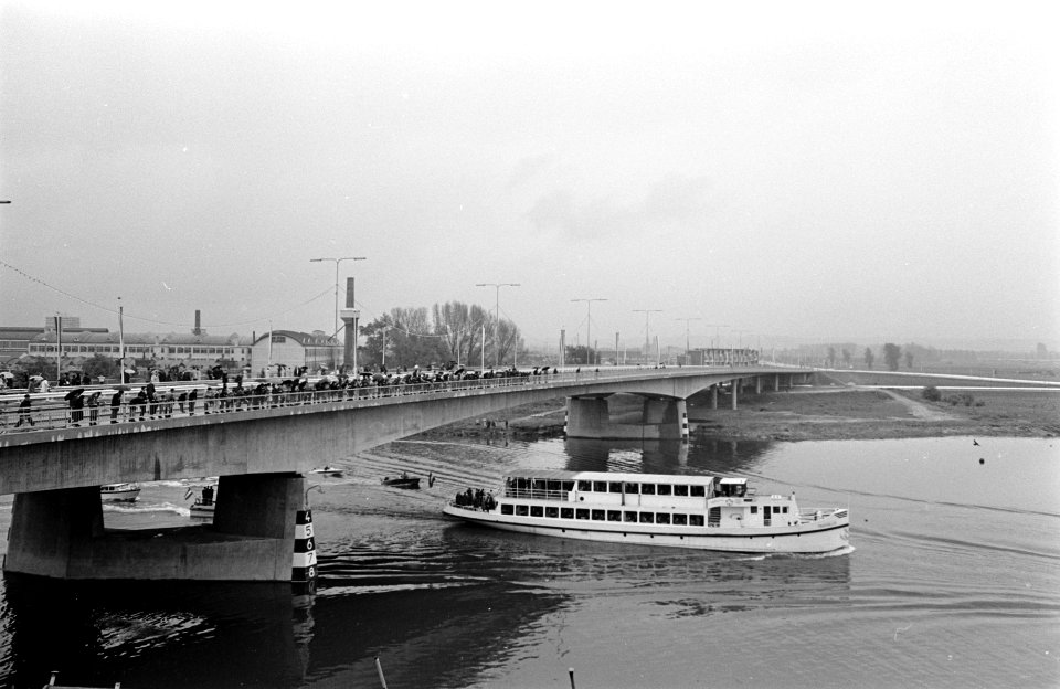 Prins Claus opende John F. Kennedy brug te Maastricht. De brug gezien vanaf het , Bestanddeelnr 921-3249