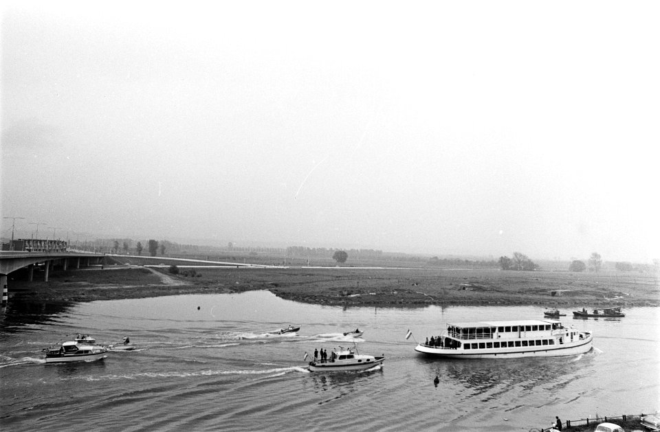 Prins Claus opende John F Kennedy brug te Maastricht De brug gezien vanaf het , Bestanddeelnr 921-3250