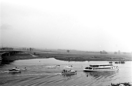 Prins Claus opende John F Kennedy brug te Maastricht De brug gezien vanaf het , Bestanddeelnr 921-3250