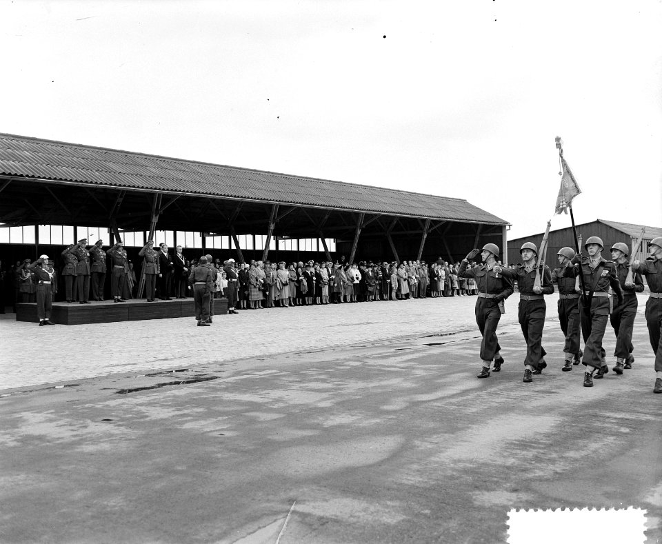 Prins Bernhard reikt vaandel uit aan regiment Huzaren van Sytzama te Amersfoort., Bestanddeelnr 906-7150