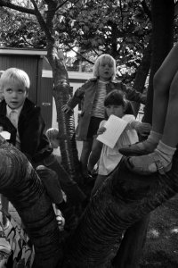 Prins Willem Alexander eerste dag naar Baarnse Montessori kleuterschool, Willem-, Bestanddeelnr 925-8216