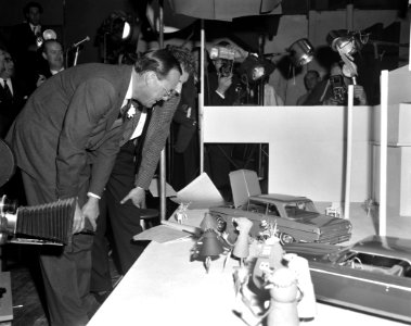Prins Bernhard bezoekt Filmmaatschappij Geesink. Rondleiding, Bestanddeelnr 913-4861