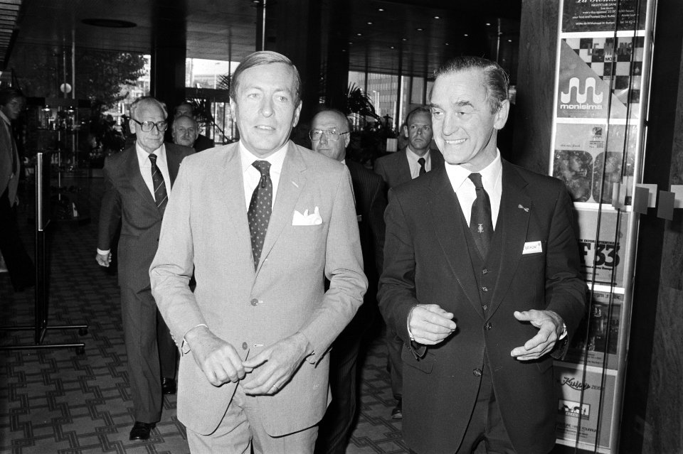 Prins Claus in gesprek met jhr. mr P.J.W. de Brauw in diens functie als voorzitt, Bestanddeelnr 931-7014