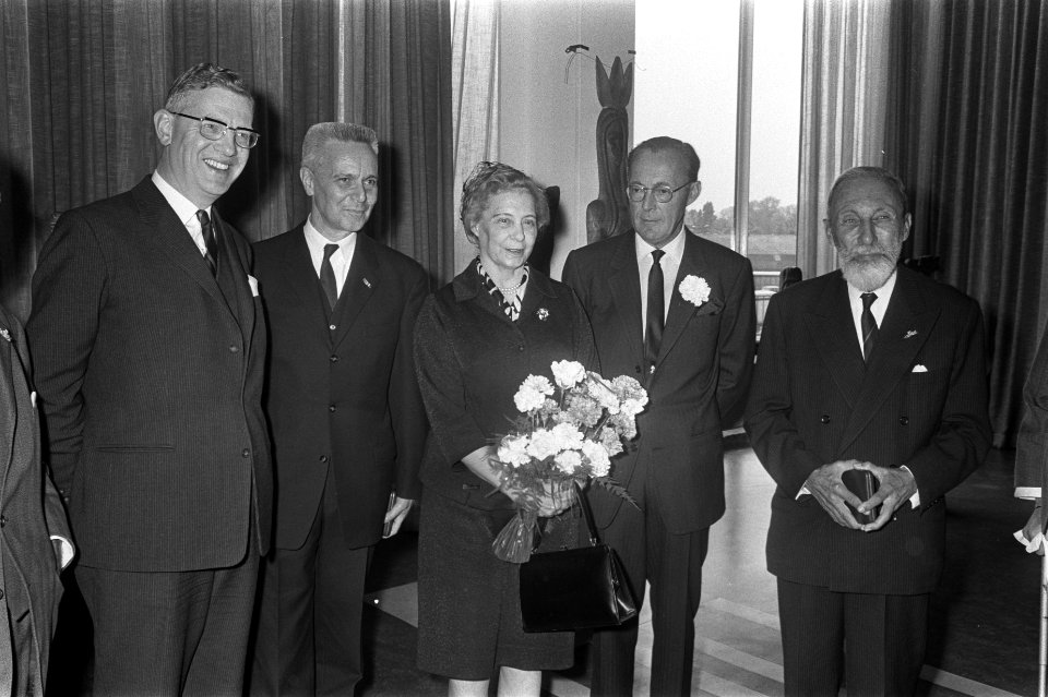 Prins Bernhard reikte erepenningen NOVIB uit aan professor dr. J. Tinbergen . Pr, Bestanddeelnr 921-3572