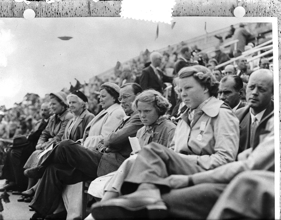Prins en Prinsessen in zwemstadion, Bestanddeelnr 905-2435