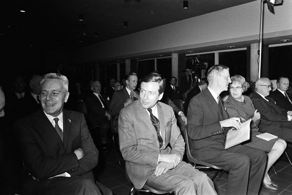 Prins Claus geinstalleerd als voorzitter Commissie Ontwikkelingsstrategie 1970-1, Bestanddeelnr 924-0616