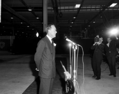 Prins Bernhard te Zwolle, vrachtautofabriek Scania Vabis geopend, de Prins tij, Bestanddeelnr 917-3427