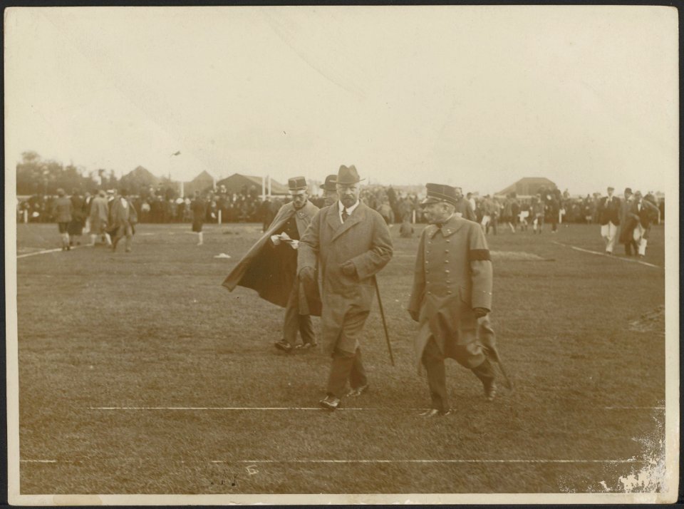 Prins Hendrik met generaal Ophorst op het terrein. Sportfeest., Bestanddeelnr 158-2127