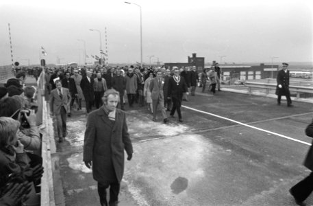 Prins Claus opent in Alkmaar de Huiswaarderbrug en slaat eerste paal in plan Hui, Bestanddeelnr 927-6536