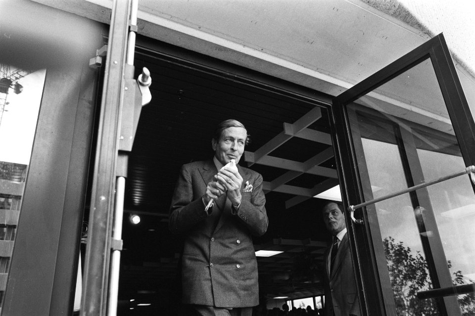 Prins Claus houdt een duif vast, Bestanddeelnr 931-7239
