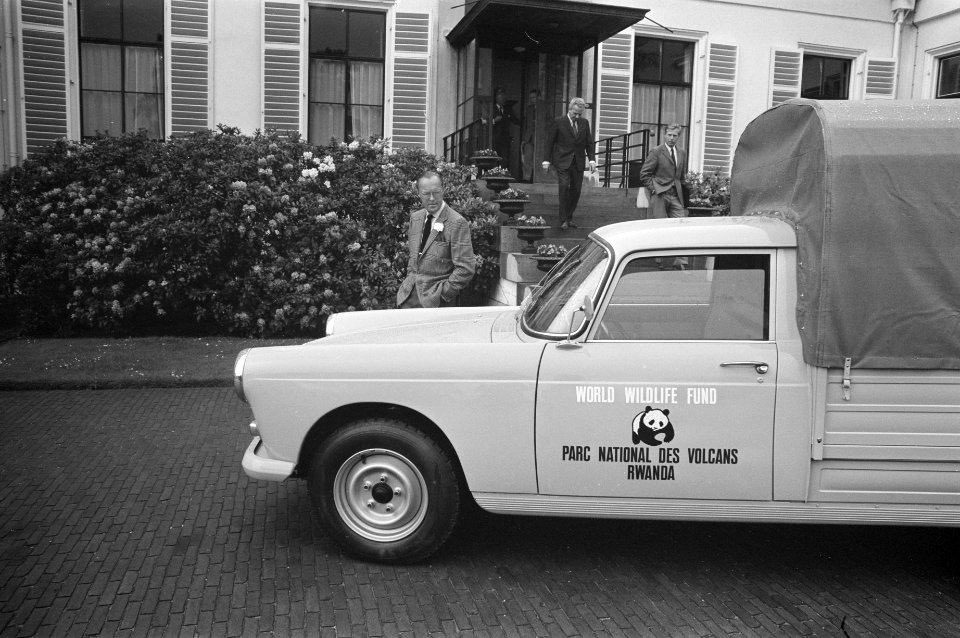 Prins Bernhard bij de auto, Bestanddeelnr 924-6550