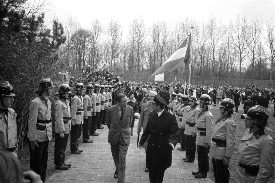 Prins Claus opent Nationaal Brandweermuseum in Hellevoetsluis Prins Claus wande, Bestanddeelnr 929-4510