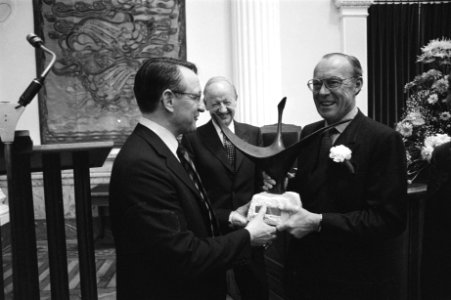 Prins Bernhard reikt Koning Willem I prijs uit aan de heer B Twaalfhoven (l), m, Bestanddeelnr 929-7391