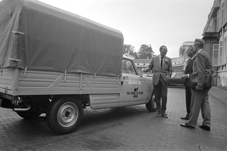 Prins Bernhard bij de auto, Bestanddeelnr 924-6547